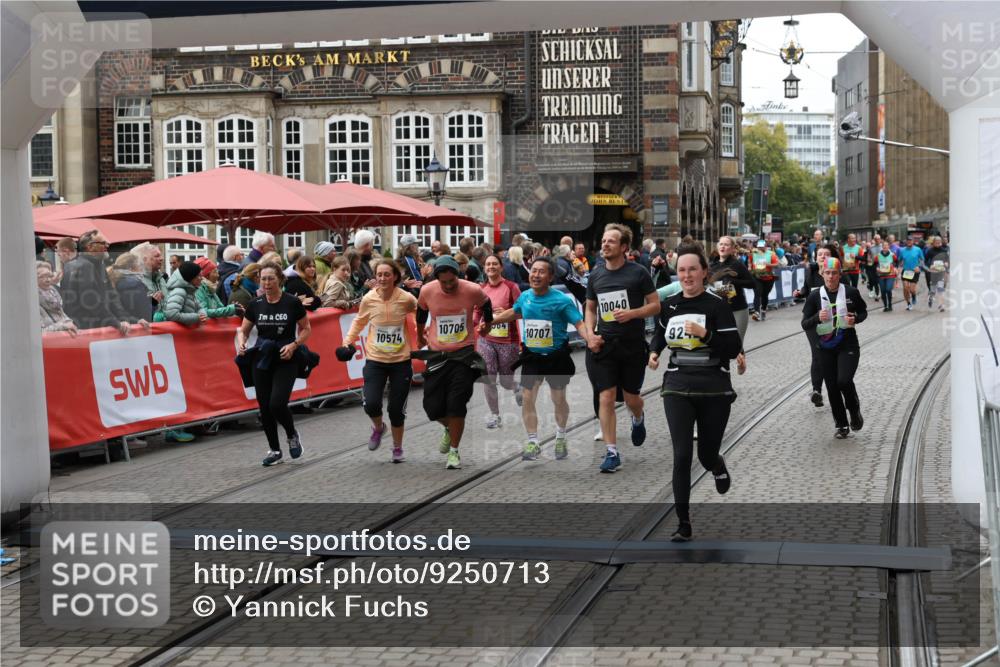 05.10.2025 - 20. swb-Marathon Bremen Yannick Fuchs http://msf.ph/oto/9250713 05.10.2025 11:13:49 Ziel 9242, 9899, 10040, 10364, 10433, 10574, 10705, 10707, 10957, 11060, 11068, 11264, 11385 meine-sportfotos.de