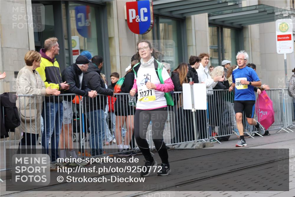 05.10.2025 - 20. swb-Marathon Bremen Strokosch-Dieckow http://msf.ph/oto/9250772 05.10.2025 10:54:07 Ziel 9367, 9392, 9407, 9574, 9633, 10032, 10097, 10174, 10178, 10234, 10296, 10402, 10533, 10768, 10810, 10915, 11040, 11045, 11089, 11271, 11321, 11449, 11694, 9367, 9392, 9407, 9574, 9633, 10032, 10097, 10174, 10178, 10234, 10296, 10402, 10533, 10768, 10810, 10915, 11040, 11045, 11089, 11271, 11321, 11449, 11694 meine-sportfotos.de