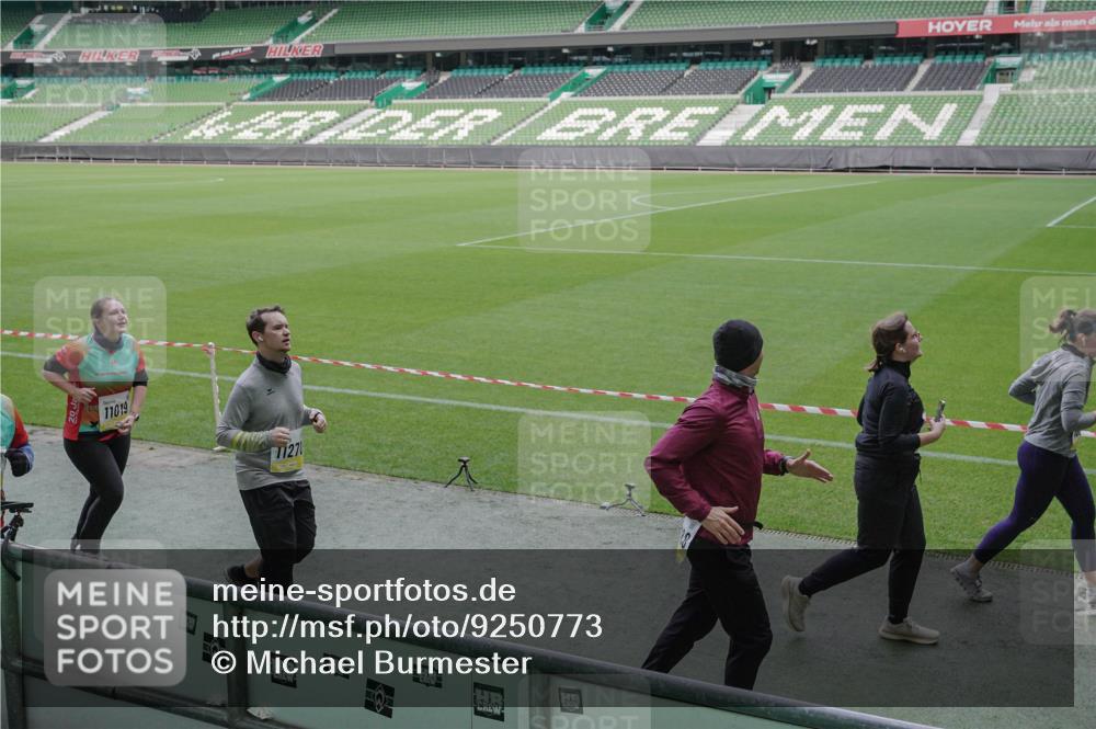 05.10.2025 - 20. swb-Marathon Bremen Michael Burmester http://msf.ph/oto/9250773 05.10.2025 10:40:33 Laufen im Stadion 7799, 8111, 9205, 9220, 9241, 9245, 9275, 9308, 9321, 9353, 9387, 9423, 9438, 9440, 9466, 9483, 9491, 9552, 9554, 9571, 9615, 9619, 9623, 9690, 9702, 9712, 9721, 9804, 9853, 9866, 9877, 9892, 9901, 9931, 9942, 9976, 10001, 10037, 10058, 10081, 10100, 10101, 10135, 10157, 10160, 10168, 10193, 10243, 10286, 10343, 10383, 10419, 10422, 10451, 10532, 10542, 10563, 10580, 10619, 10674, 10699, 10737, 11090, 11270, 7779, 7789, 9180, 9186, 9286, 9419, 9661, 9662, 11044 meine-sportfotos.de
