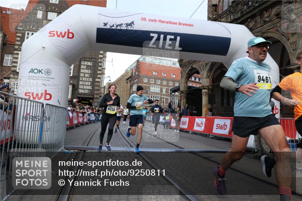 05.10.2025 - 20. swb-Marathon Bremen Yannick Fuchs http://msf.ph/oto/9250811 05.10.2025 10:53:42 Ziel 9238, 9461, 9464, 9569, 10310, 10369, 10468, 10642, 10925, 10934, 11246, 11545 meine-sportfotos.de