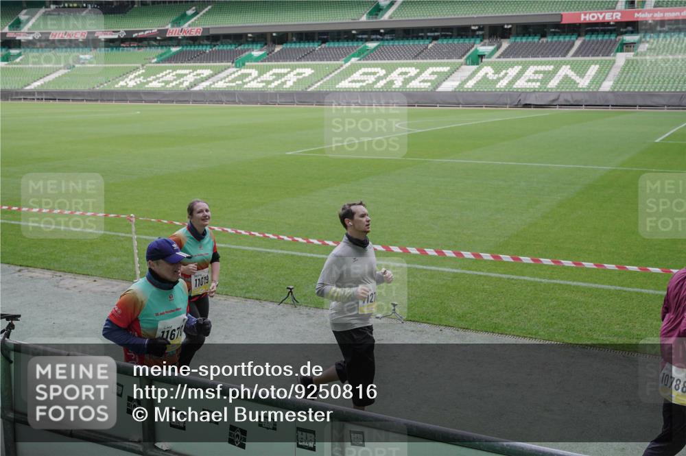 05.10.2025 - 20. swb-Marathon Bremen Michael Burmester http://msf.ph/oto/9250816 05.10.2025 10:40:34 Laufen im Stadion 7799, 8111, 9205, 9220, 9241, 9245, 9275, 9308, 9321, 9353, 9387, 9423, 9438, 9440, 9466, 9483, 9491, 9552, 9554, 9571, 9615, 9619, 9623, 9690, 9702, 9712, 9721, 9804, 9853, 9866, 9877, 9892, 9931, 9942, 9976, 10001, 10037, 10058, 10081, 10100, 10101, 10135, 10160, 10168, 10193, 10243, 10286, 10343, 10383, 10419, 10422, 10451, 10532, 10542, 10563, 10580, 10619, 10674, 10699, 10737, 11090, 11270, 7779, 7789, 9186, 9220, 9286, 9419, 9661, 9662, 11044 meine-sportfotos.de