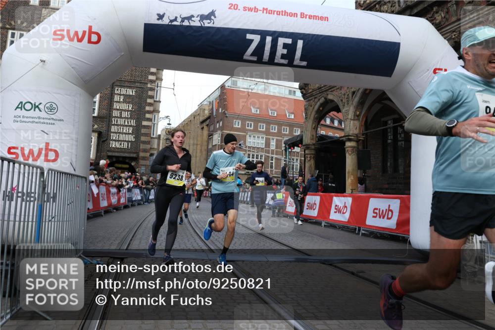 05.10.2025 - 20. swb-Marathon Bremen Yannick Fuchs http://msf.ph/oto/9250821 05.10.2025 10:53:42 Ziel 9238, 9461, 9464, 9569, 10310, 10369, 10468, 10642, 10925, 10934, 11246, 11545 meine-sportfotos.de