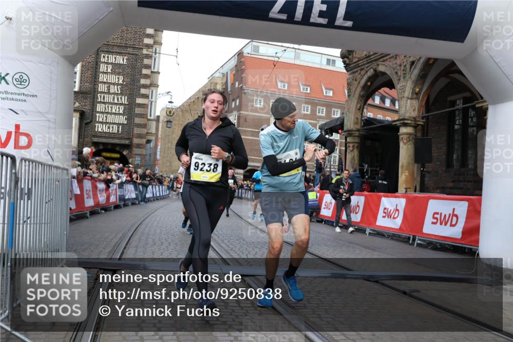 05.10.2025 - 20. swb-Marathon Bremen Yannick Fuchs http://msf.ph/oto/9250838 05.10.2025 10:53:42 Ziel 9238, 9461, 9464, 9569, 10310, 10369, 10468, 10642, 10925, 10934, 11246, 11545 meine-sportfotos.de
