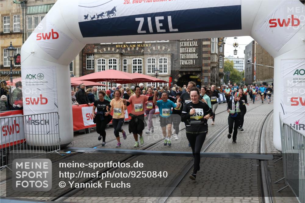 05.10.2025 - 20. swb-Marathon Bremen Yannick Fuchs http://msf.ph/oto/9250840 05.10.2025 11:13:50 Ziel 9242, 9899, 10040, 10364, 10433, 10574, 10705, 10707, 10957, 11060, 11068, 11264, 11385 meine-sportfotos.de