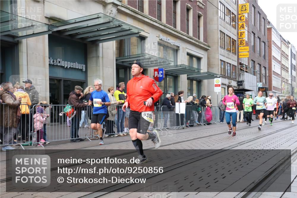 05.10.2025 - 20. swb-Marathon Bremen Strokosch-Dieckow http://msf.ph/oto/9250856 05.10.2025 10:54:10 Ziel 9367, 9392, 9407, 9633, 10032, 10097, 10174, 10178, 10296, 10402, 10768, 10810, 10915, 11040, 11045, 11089, 11271, 11321, 11694, 9367, 9392, 9407, 9633, 10032, 10097, 10174, 10178, 10296, 10402, 10768, 10810, 10915, 11040, 11045, 11089, 11271, 11321, 11694 meine-sportfotos.de