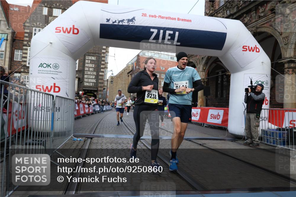 05.10.2025 - 20. swb-Marathon Bremen Yannick Fuchs http://msf.ph/oto/9250860 05.10.2025 10:53:42 Ziel 9238, 9461, 9464, 9569, 10310, 10369, 10468, 10642, 10925, 10934, 11246, 11545 meine-sportfotos.de