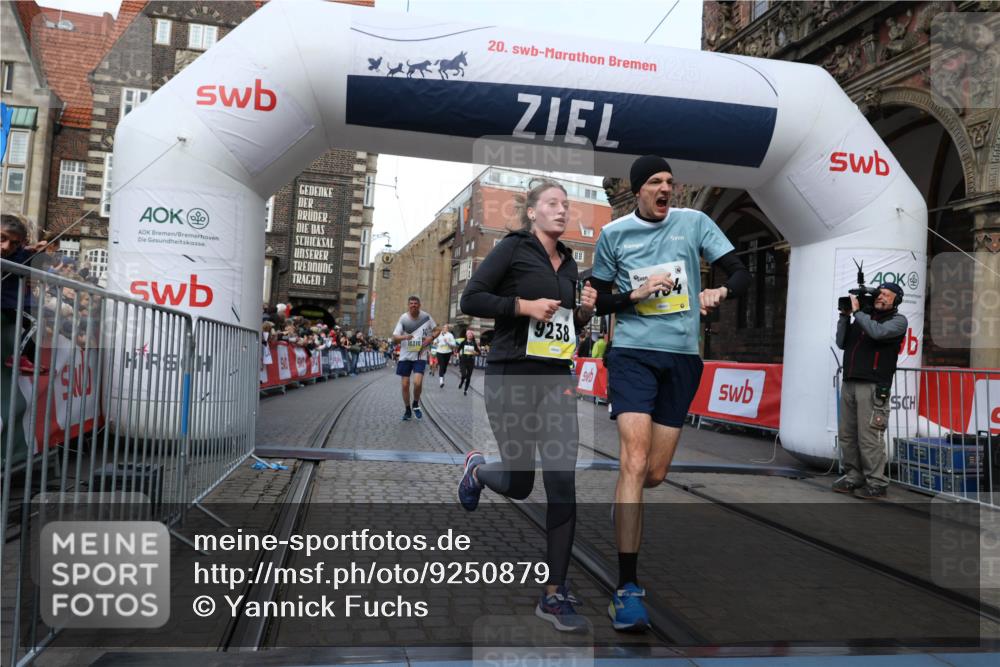 05.10.2025 - 20. swb-Marathon Bremen Yannick Fuchs http://msf.ph/oto/9250879 05.10.2025 10:53:43 Ziel 9238, 9461, 9464, 9569, 10310, 10642, 10925, 11046, 11246 meine-sportfotos.de