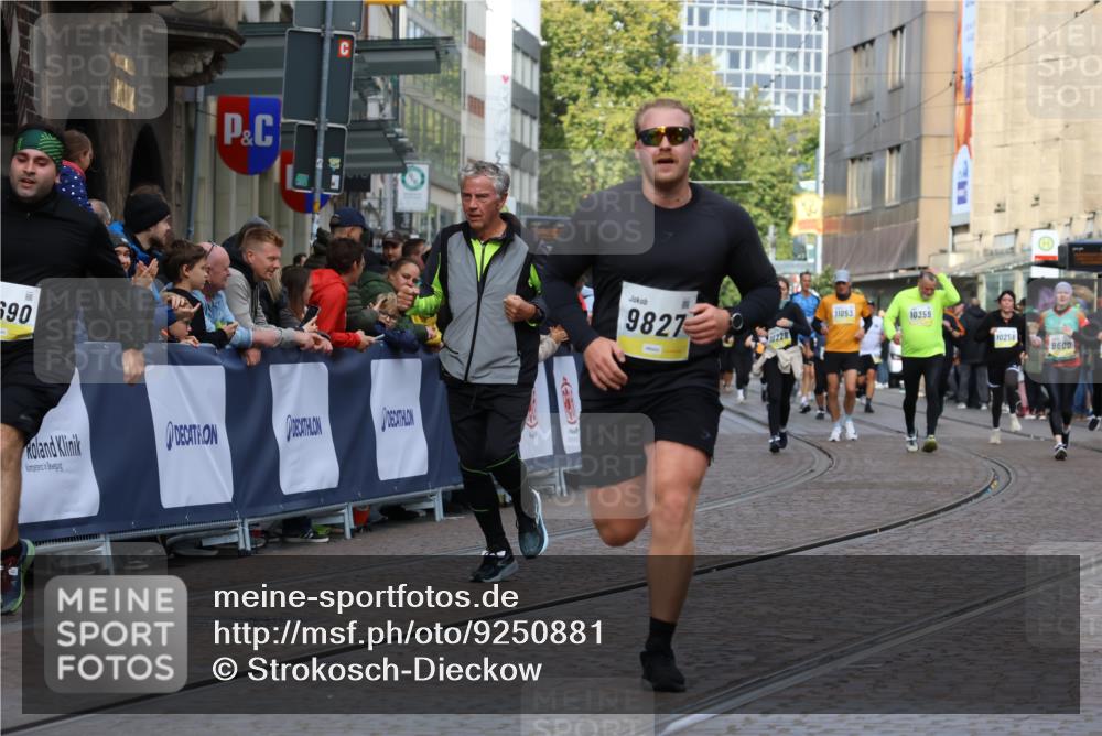 05.10.2025 - 20. swb-Marathon Bremen Strokosch-Dieckow http://msf.ph/oto/9250881 05.10.2025 11:00:46 Ziel 9327, 9389, 9827, 9858, 10182, 10571, 10690, 10872, 10901, 11155 meine-sportfotos.de