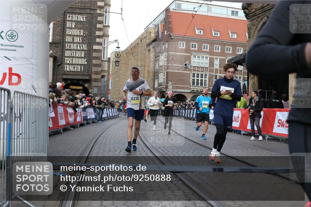 05.10.2025 - 20. swb-Marathon Bremen Yannick Fuchs http://msf.ph/oto/9250888 05.10.2025 10:53:43 Ziel 9238, 9461, 9464, 9569, 10310, 10642, 10925, 11046, 11246 meine-sportfotos.de