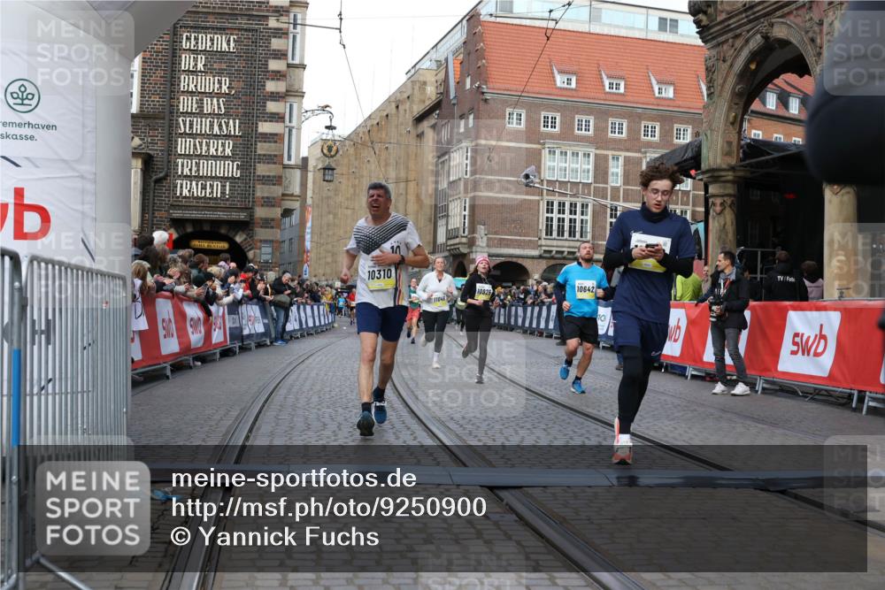 05.10.2025 - 20. swb-Marathon Bremen Yannick Fuchs http://msf.ph/oto/9250900 05.10.2025 10:53:43 Ziel 9238, 9461, 9464, 9569, 10310, 10642, 10925, 11046, 11246 meine-sportfotos.de
