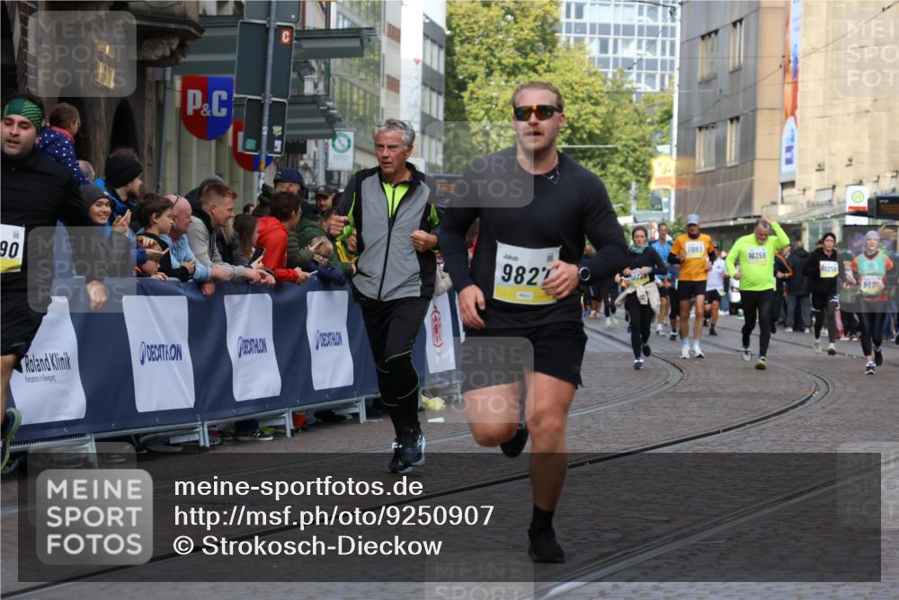 05.10.2025 - 20. swb-Marathon Bremen Strokosch-Dieckow http://msf.ph/oto/9250907 05.10.2025 11:00:46 Ziel 9327, 9389, 9827, 9858, 10182, 10571, 10690, 10872, 10901, 11155 meine-sportfotos.de
