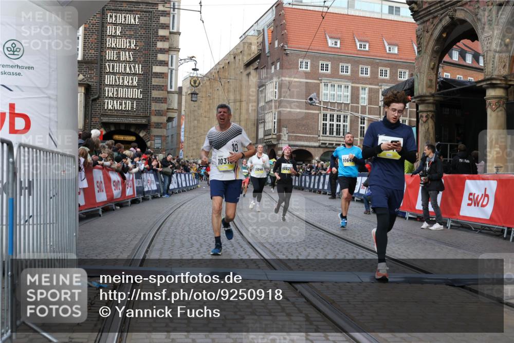 05.10.2025 - 20. swb-Marathon Bremen Yannick Fuchs http://msf.ph/oto/9250918 05.10.2025 10:53:43 Ziel 9238, 9461, 9464, 9569, 10310, 10642, 10925, 11046, 11246 meine-sportfotos.de