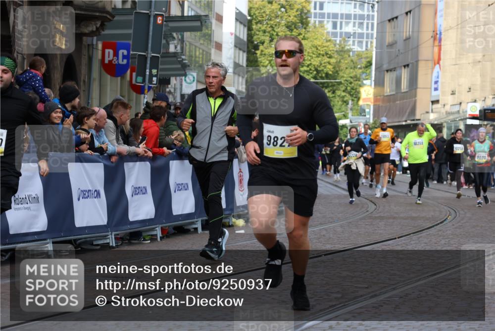 05.10.2025 - 20. swb-Marathon Bremen Strokosch-Dieckow http://msf.ph/oto/9250937 05.10.2025 11:00:47 Ziel 9327, 9389, 9827, 10182, 10571, 10690, 10872, 10901, 11155 meine-sportfotos.de