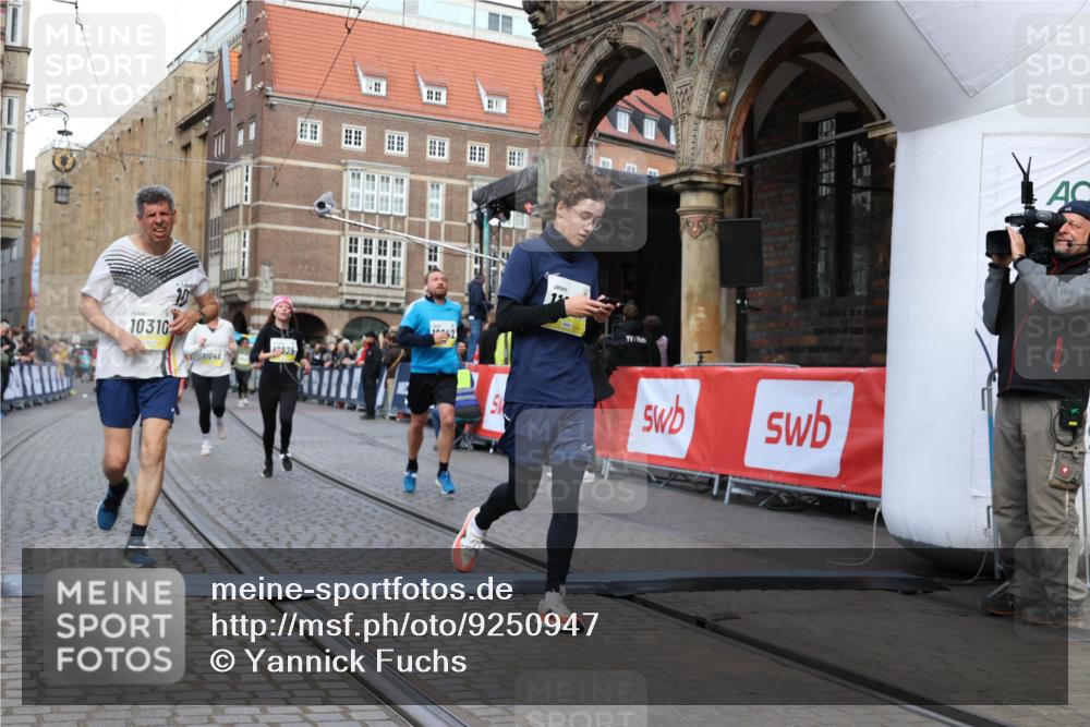 05.10.2025 - 20. swb-Marathon Bremen Yannick Fuchs http://msf.ph/oto/9250947 05.10.2025 10:53:44 Ziel 9238, 9461, 9464, 9569, 10310, 10642, 10925, 11046, 11246 meine-sportfotos.de