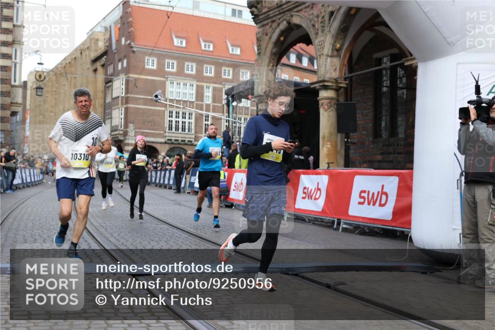 05.10.2025 - 20. swb-Marathon Bremen Yannick Fuchs http://msf.ph/oto/9250956 05.10.2025 10:53:44 Ziel 9238, 9461, 9464, 9569, 10310, 10642, 10925, 11046, 11246 meine-sportfotos.de