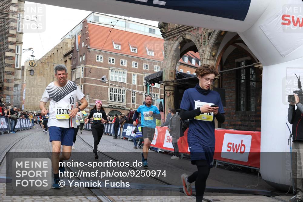 05.10.2025 - 20. swb-Marathon Bremen Yannick Fuchs http://msf.ph/oto/9250974 05.10.2025 10:53:44 Ziel 9238, 9461, 9464, 9569, 10310, 10642, 10925, 11046, 11246 meine-sportfotos.de