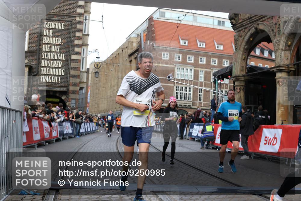 05.10.2025 - 20. swb-Marathon Bremen Yannick Fuchs http://msf.ph/oto/9250985 05.10.2025 10:53:44 Ziel 9238, 9461, 9464, 9569, 10310, 10642, 10925, 11046, 11246 meine-sportfotos.de