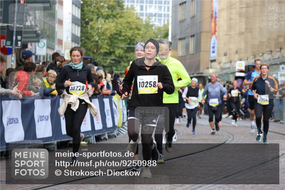 05.10.2025 - 20. swb-Marathon Bremen Strokosch-Dieckow http://msf.ph/oto/9250988 05.10.2025 11:00:55 Ziel 9208, 9600, 9954, 10228, 10258, 10359, 11155 meine-sportfotos.de