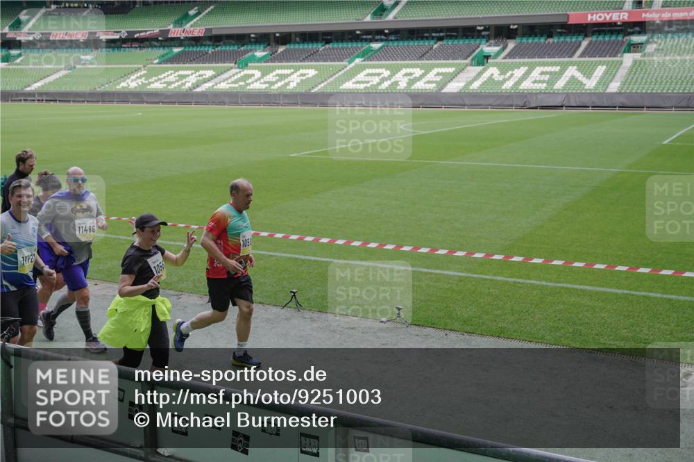 05.10.2025 - 20. swb-Marathon Bremen Michael Burmester http://msf.ph/oto/9251003 05.10.2025 10:40:44 Laufen im Stadion 7706, 7799, 8111, 9001, 9178, 9191, 9205, 9241, 9245, 9275, 9306, 9308, 9321, 9334, 9353, 9355, 9387, 9423, 9438, 9440, 9446, 9466, 9483, 9491, 9530, 9537, 9552, 9605, 9615, 9617, 9619, 9623, 9690, 9702, 9712, 9721, 9764, 9804, 9853, 9866, 9877, 9892, 9942, 10001, 10037, 10058, 10081, 10100, 10101, 10135, 10160, 10168, 10193, 10243, 10343, 10419, 10542, 10550, 10563, 10580, 10674, 10699, 10737, 11090, 11270, 7779, 9220, 9241, 9286, 9554, 9571, 9661, 9662, 9931 meine-sportfotos.de