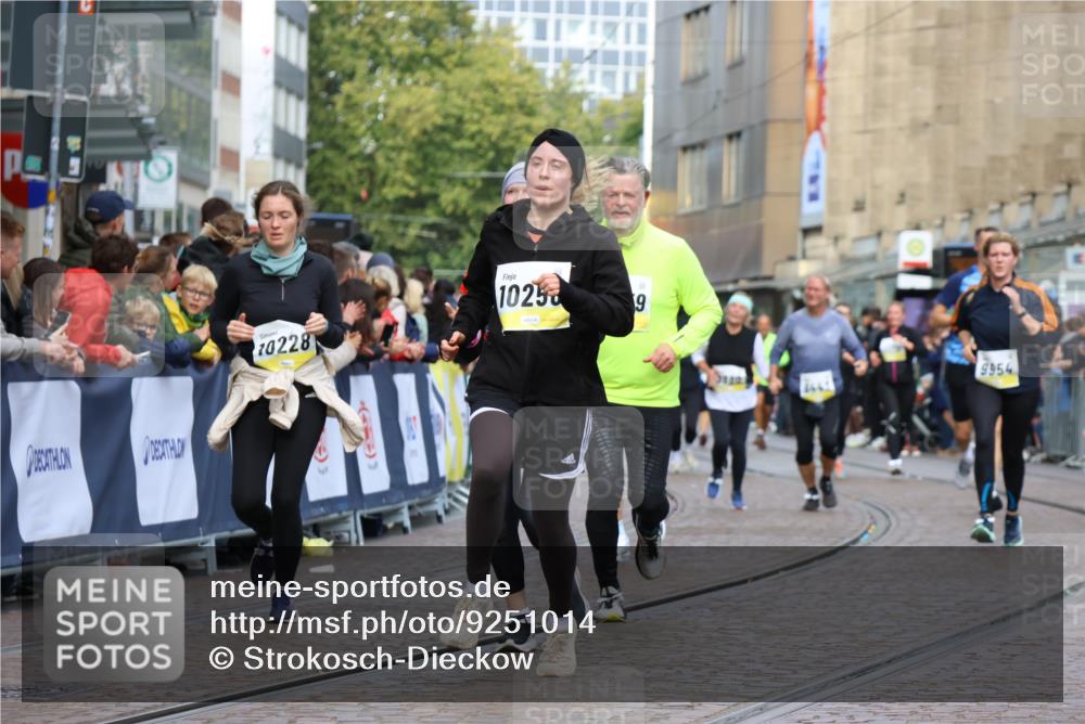 05.10.2025 - 20. swb-Marathon Bremen Strokosch-Dieckow http://msf.ph/oto/9251014 05.10.2025 11:00:56 Ziel 9208, 9305, 9600, 9954, 10228, 10258, 10359 meine-sportfotos.de