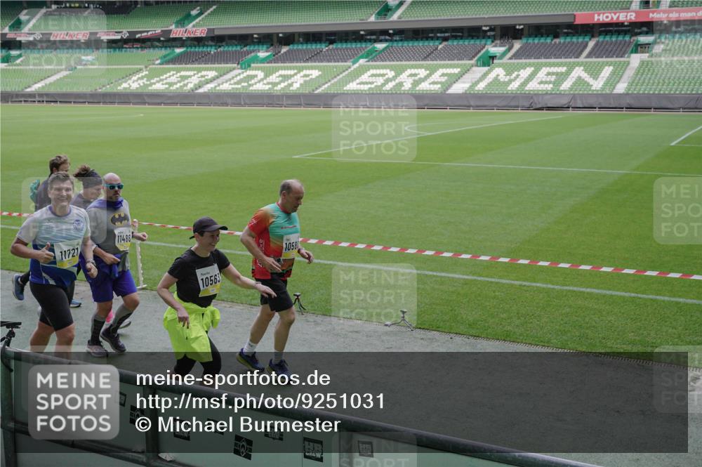 05.10.2025 - 20. swb-Marathon Bremen Michael Burmester http://msf.ph/oto/9251031 05.10.2025 10:40:44 Laufen im Stadion 7706, 7799, 8111, 9001, 9178, 9191, 9205, 9241, 9245, 9275, 9306, 9308, 9321, 9334, 9353, 9355, 9387, 9423, 9438, 9440, 9446, 9466, 9483, 9491, 9530, 9537, 9552, 9605, 9615, 9617, 9619, 9623, 9690, 9702, 9712, 9721, 9764, 9804, 9853, 9866, 9877, 9892, 9942, 10001, 10037, 10058, 10081, 10100, 10101, 10135, 10160, 10168, 10193, 10243, 10343, 10419, 10542, 10550, 10563, 10580, 10674, 10699, 10737, 11090, 11270, 7779, 9220, 9241, 9286, 9554, 9571, 9661, 9662, 9931 meine-sportfotos.de