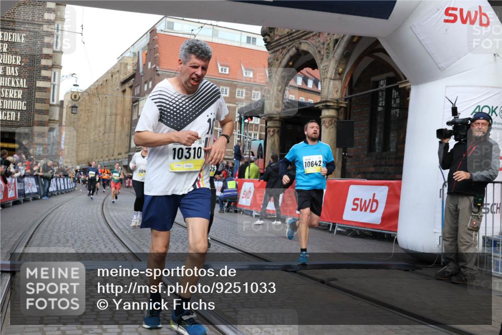 05.10.2025 - 20. swb-Marathon Bremen Yannick Fuchs http://msf.ph/oto/9251033 05.10.2025 10:53:45 Ziel 9238, 9461, 9464, 9569, 10310, 10642, 10925, 11046, 11246 meine-sportfotos.de
