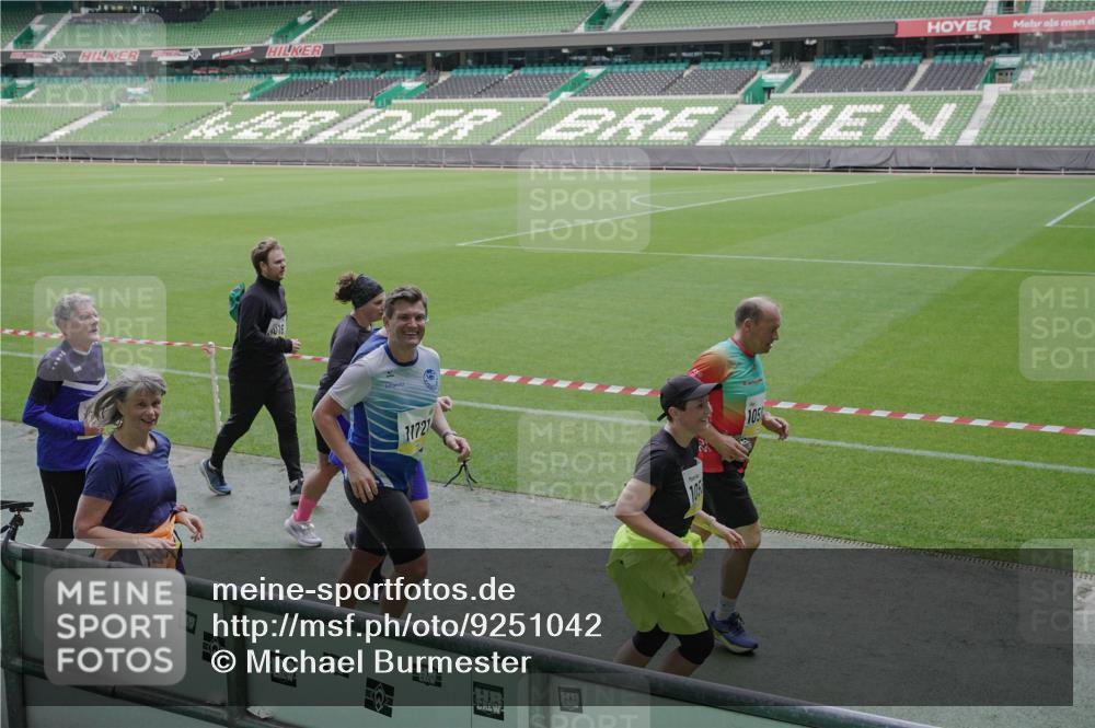 05.10.2025 - 20. swb-Marathon Bremen Michael Burmester http://msf.ph/oto/9251042 05.10.2025 10:40:45 Laufen im Stadion 7706, 7799, 8111, 9001, 9178, 9191, 9205, 9245, 9275, 9306, 9308, 9321, 9334, 9353, 9355, 9387, 9423, 9438, 9440, 9446, 9466, 9483, 9491, 9530, 9537, 9552, 9605, 9615, 9617, 9619, 9623, 9690, 9702, 9712, 9721, 9764, 9804, 9853, 9866, 9877, 9892, 9942, 10001, 10037, 10058, 10081, 10100, 10101, 10135, 10160, 10168, 10193, 10243, 10343, 10419, 10542, 10550, 10563, 10580, 10674, 10699, 10737, 11090, 11270, 7779, 9220, 9241, 9286, 9554, 9571, 9619, 9661, 9662, 9931 meine-sportfotos.de