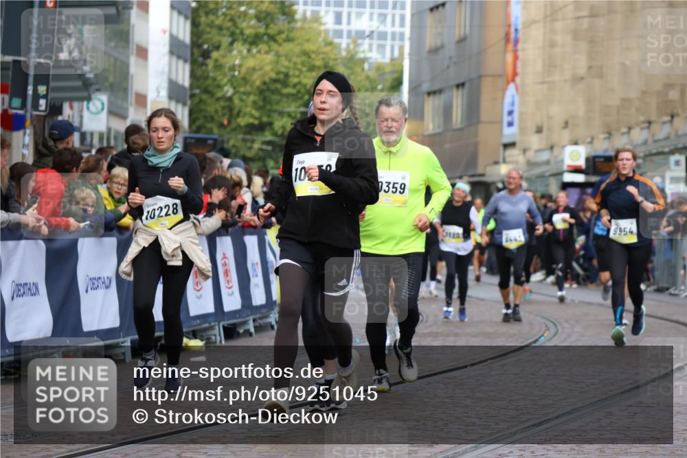 05.10.2025 - 20. swb-Marathon Bremen Strokosch-Dieckow http://msf.ph/oto/9251045 05.10.2025 11:00:56 Ziel 9208, 9305, 9600, 9954, 10228, 10258, 10359 meine-sportfotos.de