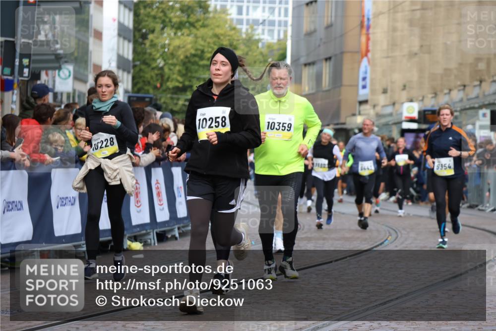 05.10.2025 - 20. swb-Marathon Bremen Strokosch-Dieckow http://msf.ph/oto/9251063 05.10.2025 11:00:56 Ziel 9208, 9305, 9600, 9954, 10228, 10258, 10359 meine-sportfotos.de