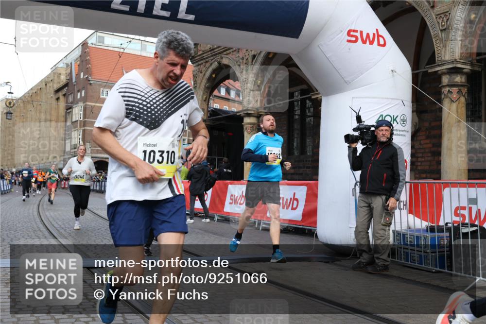 05.10.2025 - 20. swb-Marathon Bremen Yannick Fuchs http://msf.ph/oto/9251066 05.10.2025 10:53:45 Ziel 9238, 9461, 9464, 9569, 10310, 10642, 10925, 11046, 11246 meine-sportfotos.de