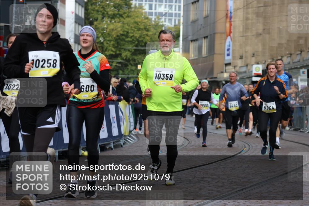 05.10.2025 - 20. swb-Marathon Bremen Strokosch-Dieckow http://msf.ph/oto/9251079 05.10.2025 11:00:57 Ziel 9208, 9305, 9600, 9954, 10228, 10258, 10359, 11053 meine-sportfotos.de
