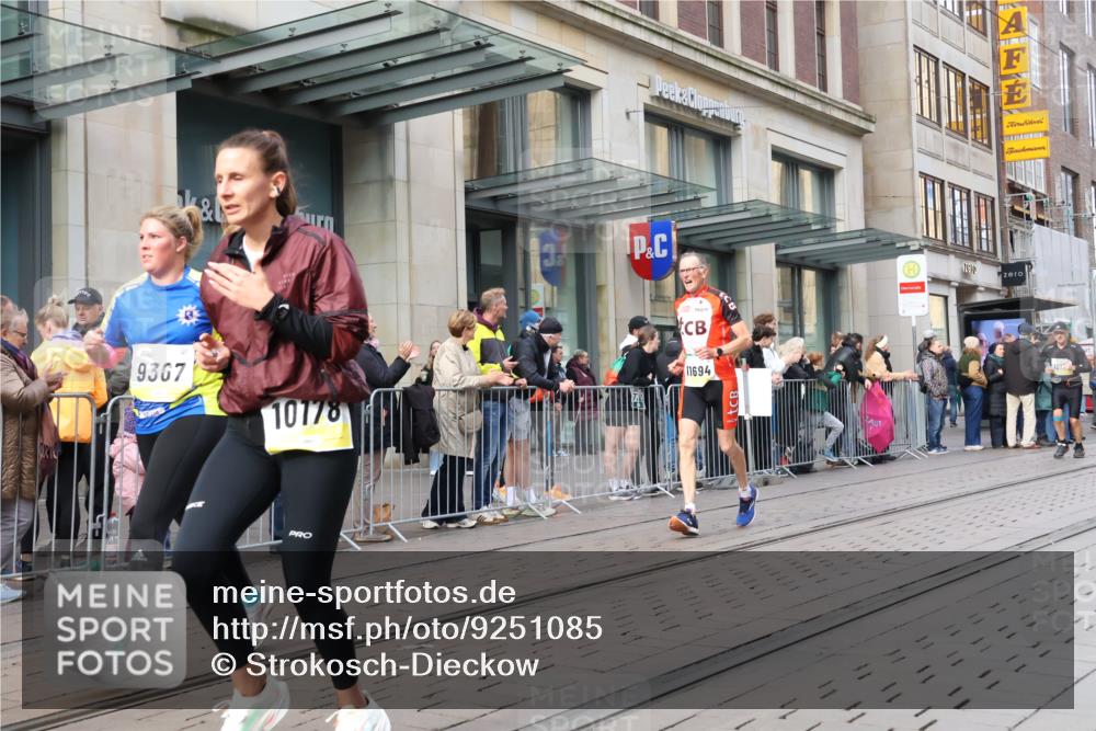 05.10.2025 - 20. swb-Marathon Bremen Strokosch-Dieckow http://msf.ph/oto/9251085 05.10.2025 10:54:16 Ziel 8326, 9282, 9295, 9367, 9392, 9407, 9591, 9633, 9754, 9776, 10007, 10032, 10097, 10174, 10178, 10296, 10768, 10810, 11045, 11089, 11271, 11276, 11321, 11694, 8326, 9282, 9295, 9367, 9392, 9407, 9591, 9633, 9754, 9776, 10007, 10032, 10097, 10174, 10178, 10296, 10768, 10810, 11045, 11089, 11271, 11276, 11321, 11694 meine-sportfotos.de