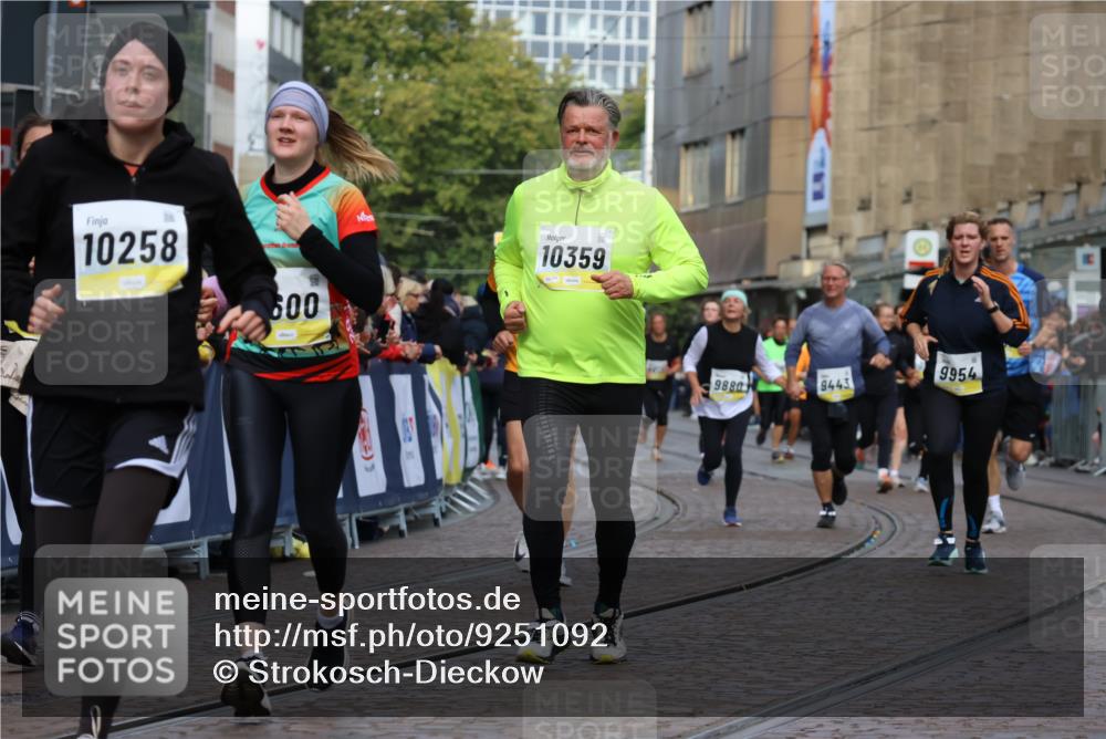 05.10.2025 - 20. swb-Marathon Bremen Strokosch-Dieckow http://msf.ph/oto/9251092 05.10.2025 11:00:57 Ziel 9208, 9305, 9600, 9954, 10228, 10258, 10359, 11053 meine-sportfotos.de