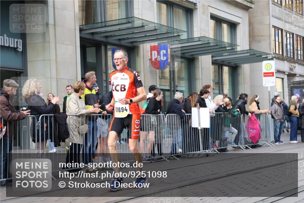 05.10.2025 - 20. swb-Marathon Bremen Strokosch-Dieckow http://msf.ph/oto/9251098 05.10.2025 10:54:17 Ziel 8326, 9282, 9295, 9367, 9392, 9436, 9591, 9633, 9754, 9776, 10007, 10032, 10097, 10174, 10178, 10296, 10487, 10768, 10770, 10810, 11045, 11089, 11163, 11271, 11276, 11321, 11694, 8326, 9282, 9295, 9367, 9392, 9436, 9591, 9633, 9754, 9776, 10007, 10032, 10097, 10174, 10178, 10296, 10487, 10768, 10770, 10810, 11045, 11089, 11163, 11271, 11276, 11321, 11694 meine-sportfotos.de
