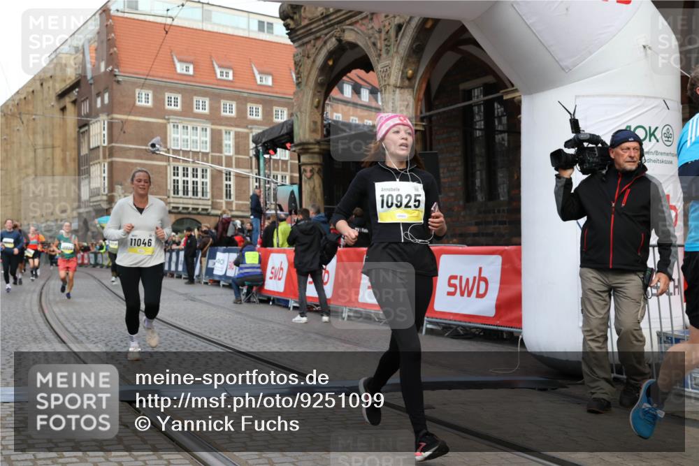05.10.2025 - 20. swb-Marathon Bremen Yannick Fuchs http://msf.ph/oto/9251099 05.10.2025 10:53:46 Ziel 9238, 9461, 9464, 9569, 10310, 10642, 10925, 11046, 11246 meine-sportfotos.de