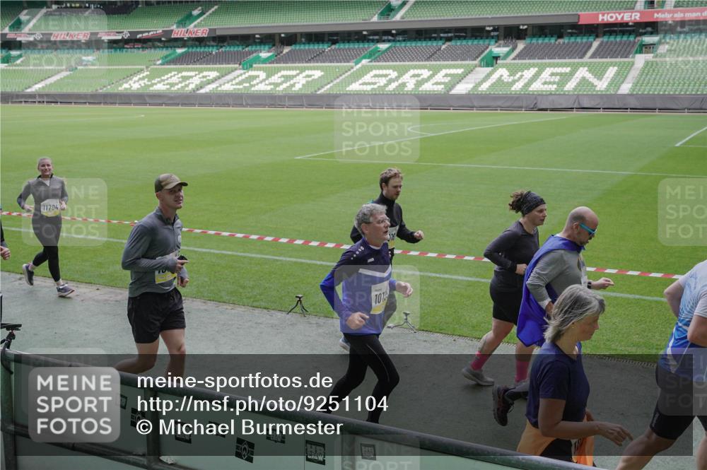 05.10.2025 - 20. swb-Marathon Bremen Michael Burmester http://msf.ph/oto/9251104 05.10.2025 10:40:46 Laufen im Stadion 7706, 7799, 8111, 9001, 9178, 9191, 9205, 9245, 9275, 9306, 9308, 9321, 9334, 9353, 9355, 9387, 9423, 9438, 9440, 9446, 9466, 9483, 9491, 9530, 9537, 9552, 9605, 9615, 9617, 9623, 9685, 9690, 9702, 9712, 9721, 9764, 9804, 9853, 9866, 9877, 9892, 9942, 10001, 10037, 10058, 10081, 10100, 10101, 10135, 10160, 10168, 10193, 10243, 10343, 10419, 10542, 10550, 10563, 10580, 10674, 10699, 10737, 11090, 11270, 9220, 9241, 9286, 9554, 9571, 9619, 9661, 9662, 9931 meine-sportfotos.de