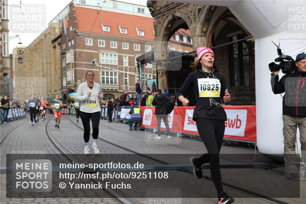 05.10.2025 - 20. swb-Marathon Bremen Yannick Fuchs http://msf.ph/oto/9251108 05.10.2025 10:53:46 Ziel 9238, 9461, 9464, 9569, 10310, 10642, 10925, 11046, 11246 meine-sportfotos.de