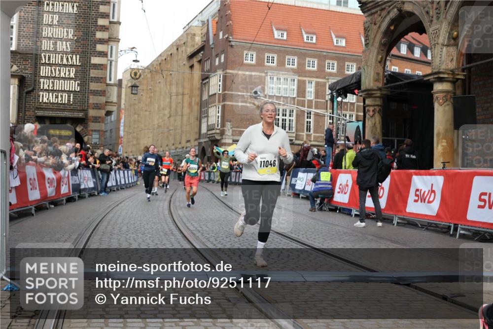 05.10.2025 - 20. swb-Marathon Bremen Yannick Fuchs http://msf.ph/oto/9251117 05.10.2025 10:53:46 Ziel 9238, 9461, 9464, 9569, 10310, 10642, 10925, 11046, 11246 meine-sportfotos.de