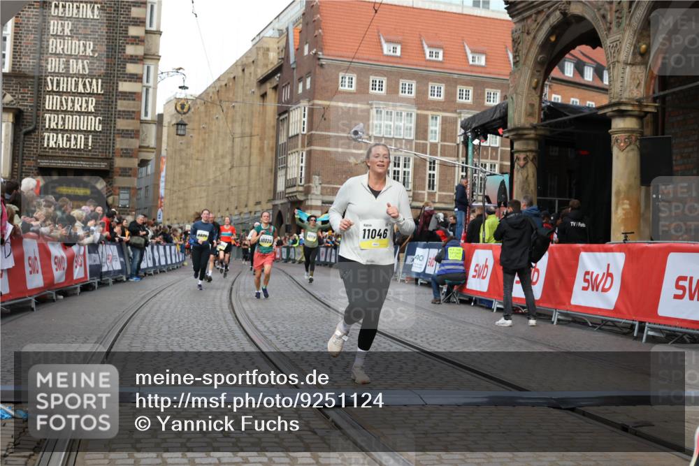 05.10.2025 - 20. swb-Marathon Bremen Yannick Fuchs http://msf.ph/oto/9251124 05.10.2025 10:53:46 Ziel 9238, 9461, 9464, 9569, 10310, 10642, 10925, 11046, 11246 meine-sportfotos.de
