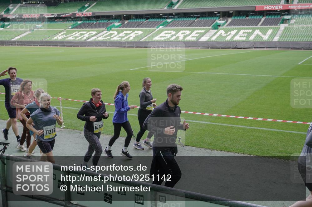 05.10.2025 - 20. swb-Marathon Bremen Michael Burmester http://msf.ph/oto/9251142 05.10.2025 10:40:48 Laufen im Stadion 7706, 7799, 8111, 9001, 9178, 9191, 9205, 9217, 9245, 9275, 9306, 9308, 9321, 9334, 9353, 9355, 9387, 9423, 9438, 9440, 9446, 9466, 9483, 9491, 9530, 9537, 9552, 9589, 9605, 9615, 9617, 9623, 9685, 9690, 9702, 9712, 9721, 9764, 9804, 9853, 9866, 9877, 9892, 9942, 10001, 10037, 10058, 10081, 10100, 10101, 10135, 10160, 10168, 10193, 10243, 10343, 10419, 10550, 10563, 10580, 10674, 10699, 10737, 11090, 11270, 9220, 9241, 9286, 9554, 9571, 9619, 9661, 9662, 9931 meine-sportfotos.de