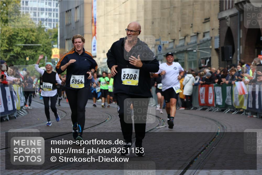 05.10.2025 - 20. swb-Marathon Bremen Strokosch-Dieckow http://msf.ph/oto/9251153 05.10.2025 11:01:00 Ziel 9208, 9305, 9600, 9954, 10228, 10258, 10359, 10477, 10630, 11053, 11719 meine-sportfotos.de