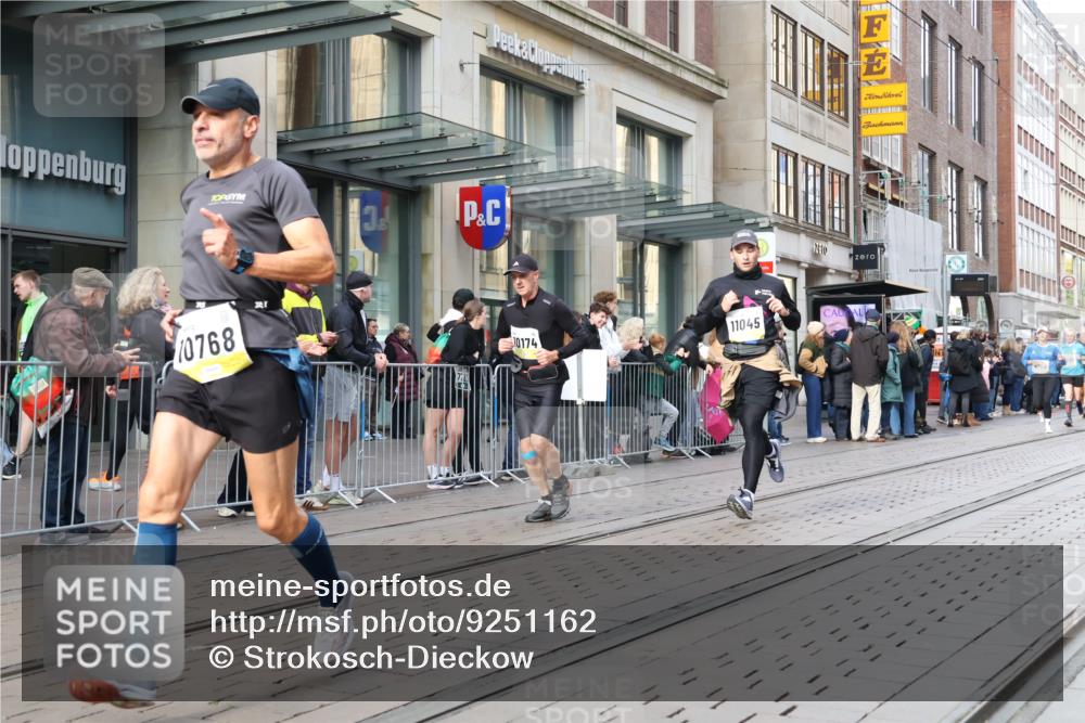 05.10.2025 - 20. swb-Marathon Bremen Strokosch-Dieckow http://msf.ph/oto/9251162 05.10.2025 10:54:19 Ziel 8326, 9282, 9295, 9367, 9392, 9436, 9560, 9591, 9633, 9754, 9776, 10007, 10024, 10032, 10097, 10174, 10178, 10232, 10233, 10296, 10487, 10768, 10770, 10810, 11045, 11089, 11163, 11276, 11321, 11694, 8326, 9282, 9295, 9367, 9392, 9436, 9560, 9591, 9633, 9754, 9776, 10007, 10024, 10032, 10097, 10174, 10178, 10232, 10233, 10296, 10487, 10768, 10770, 10810, 11045, 11089, 11163, 11276, 11321, 11694 meine-sportfotos.de