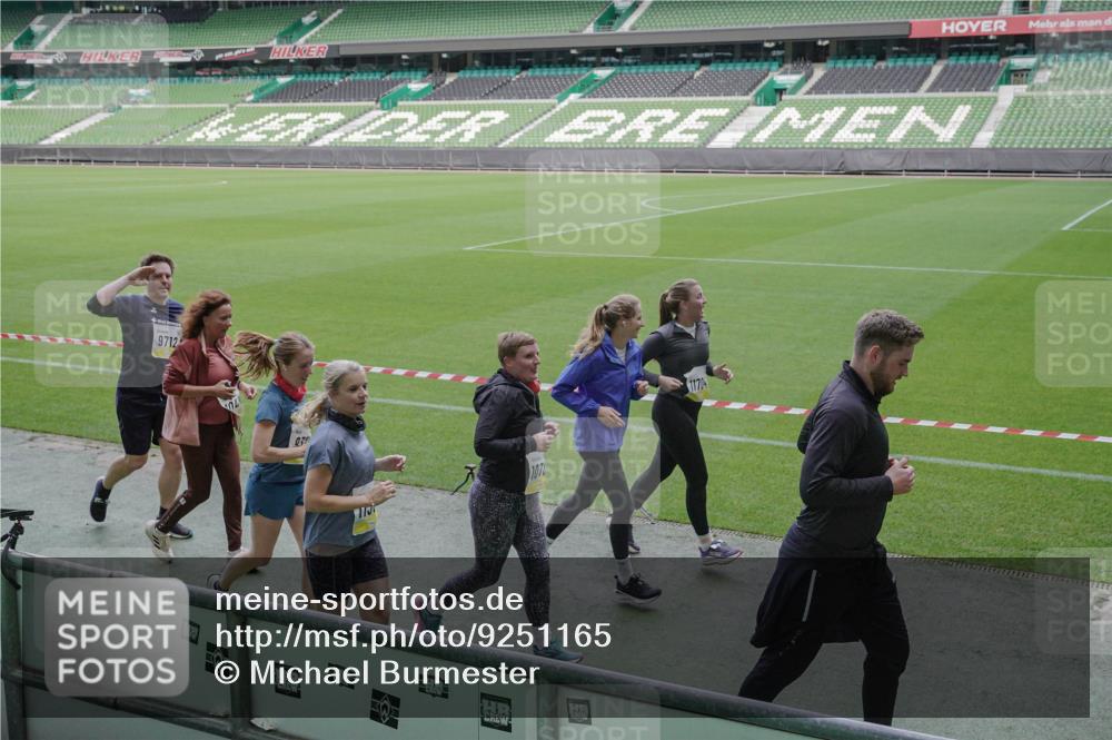 05.10.2025 - 20. swb-Marathon Bremen Michael Burmester http://msf.ph/oto/9251165 05.10.2025 10:40:49 Laufen im Stadion 7706, 7799, 8111, 9001, 9178, 9191, 9205, 9217, 9245, 9275, 9306, 9308, 9321, 9334, 9353, 9355, 9387, 9423, 9438, 9440, 9446, 9466, 9483, 9491, 9530, 9537, 9552, 9589, 9605, 9615, 9617, 9623, 9685, 9690, 9702, 9712, 9721, 9764, 9804, 9853, 9866, 9877, 9892, 9942, 10001, 10037, 10058, 10081, 10100, 10101, 10135, 10160, 10168, 10193, 10235, 10243, 10343, 10419, 10550, 10563, 10580, 10674, 10699, 10737, 11090, 11270, 9220, 9241, 9286, 9554, 9571, 9619, 9662, 9931 meine-sportfotos.de