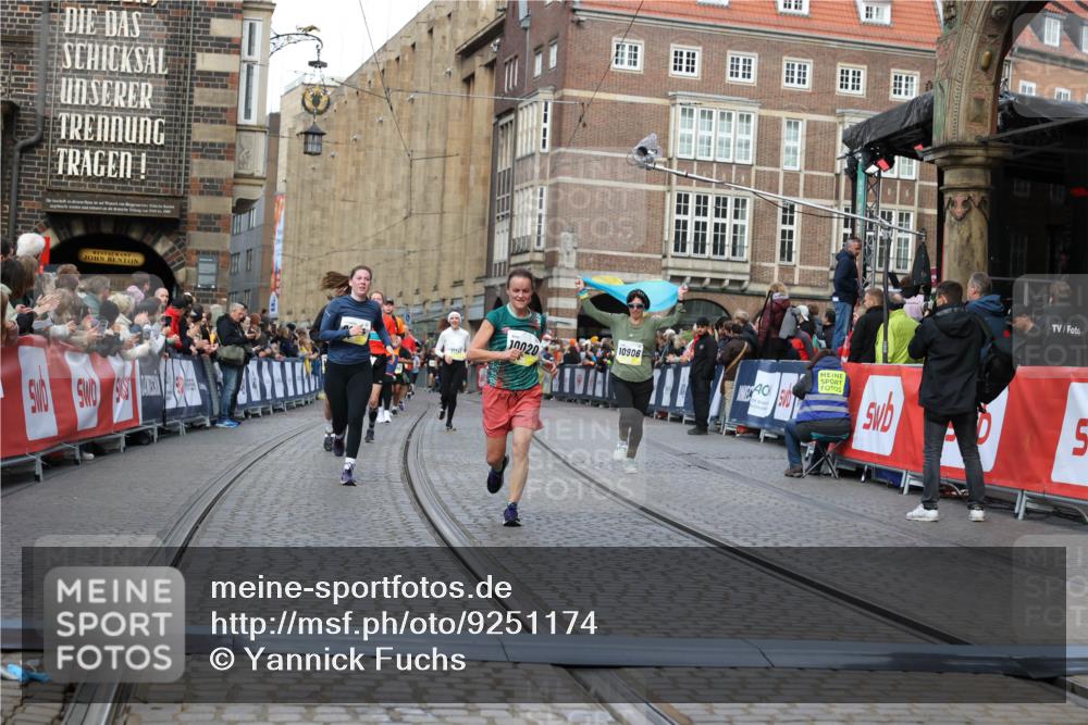 05.10.2025 - 20. swb-Marathon Bremen Yannick Fuchs http://msf.ph/oto/9251174 05.10.2025 10:53:48 Ziel 9238, 9461, 9464, 9569, 9934, 10020, 10310, 10642, 10906, 10925, 11046, 11246 meine-sportfotos.de