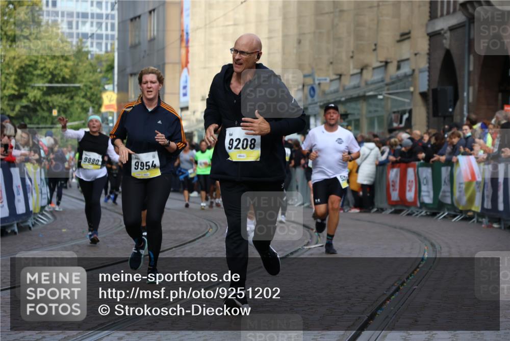05.10.2025 - 20. swb-Marathon Bremen Strokosch-Dieckow http://msf.ph/oto/9251202 05.10.2025 11:01:00 Ziel 9208, 9305, 9600, 9954, 10228, 10258, 10359, 10477, 10630, 11053, 11719 meine-sportfotos.de