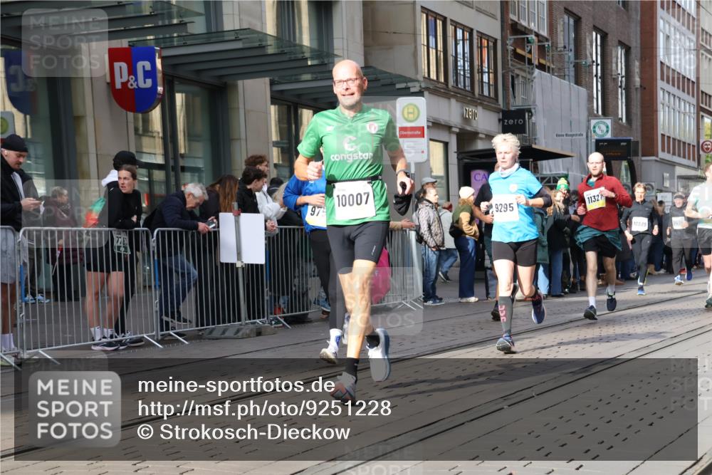 05.10.2025 - 20. swb-Marathon Bremen Strokosch-Dieckow http://msf.ph/oto/9251228 05.10.2025 10:54:25 Ziel 8326, 9282, 9295, 9367, 9427, 9436, 9560, 9570, 9591, 9754, 9776, 10007, 10024, 10174, 10178, 10231, 10232, 10233, 10296, 10487, 10609, 10768, 10770, 11045, 11089, 11163, 11276, 11321, 11373, 11470, 11694, 8326, 9282, 9295, 9367, 9427, 9436, 9560, 9570, 9591, 9754, 9776, 10007, 10024, 10174, 10178, 10231, 10232, 10233, 10296, 10487, 10609, 10768, 10770, 11045, 11089, 11163, 11276, 11321, 11373, 11470, 11694 meine-sportfotos.de