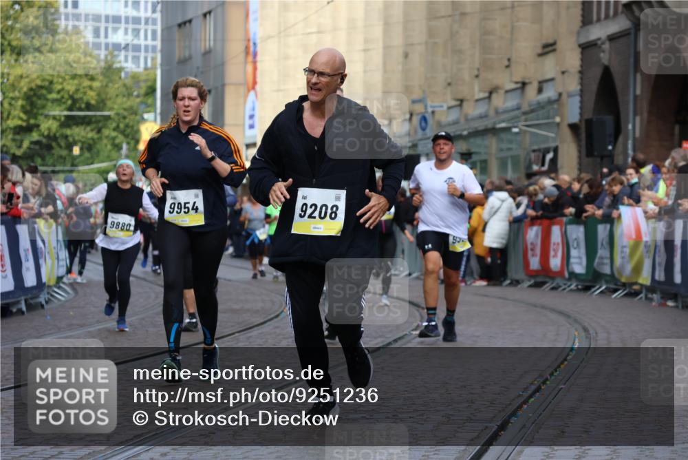 05.10.2025 - 20. swb-Marathon Bremen Strokosch-Dieckow http://msf.ph/oto/9251236 05.10.2025 11:01:00 Ziel 9208, 9305, 9600, 9954, 10228, 10258, 10359, 10477, 10630, 11053, 11719 meine-sportfotos.de