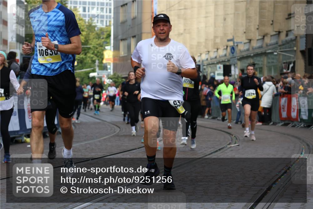 05.10.2025 - 20. swb-Marathon Bremen Strokosch-Dieckow http://msf.ph/oto/9251256 05.10.2025 11:01:03 Ziel 9208, 9305, 9443, 9880, 9954, 10228, 10359, 10477, 10630, 11053, 11524, 11719 meine-sportfotos.de