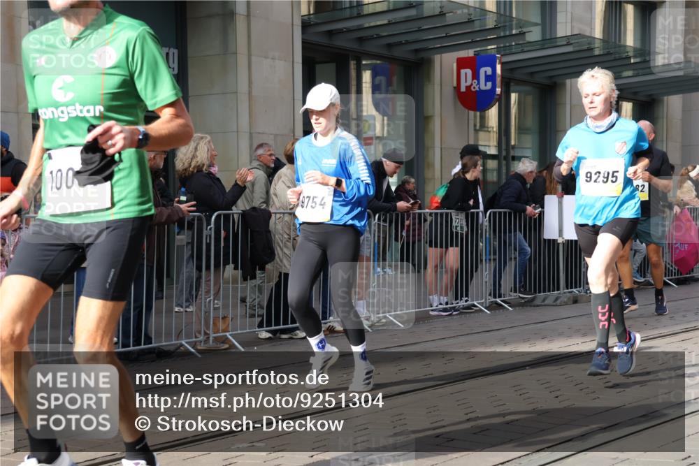 05.10.2025 - 20. swb-Marathon Bremen Strokosch-Dieckow http://msf.ph/oto/9251304 05.10.2025 10:54:26 Ziel 8326, 9282, 9295, 9367, 9427, 9436, 9560, 9570, 9591, 9754, 9776, 10007, 10024, 10174, 10231, 10232, 10233, 10296, 10487, 10609, 10768, 10770, 11163, 11276, 11320, 11321, 11373, 11470, 11694, 8326, 9282, 9295, 9367, 9427, 9436, 9560, 9570, 9591, 9754, 9776, 10007, 10024, 10174, 10231, 10232, 10233, 10296, 10487, 10609, 10768, 10770, 11163, 11276, 11320, 11321, 11373, 11470, 11694 meine-sportfotos.de