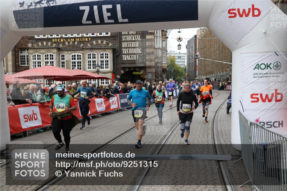 05.10.2025 - 20. swb-Marathon Bremen Yannick Fuchs http://msf.ph/oto/9251315 05.10.2025 11:13:58 Ziel 7014, 7410, 9946, 10671, 10756, 10842, 11060, 11068, 11652, 11653 meine-sportfotos.de